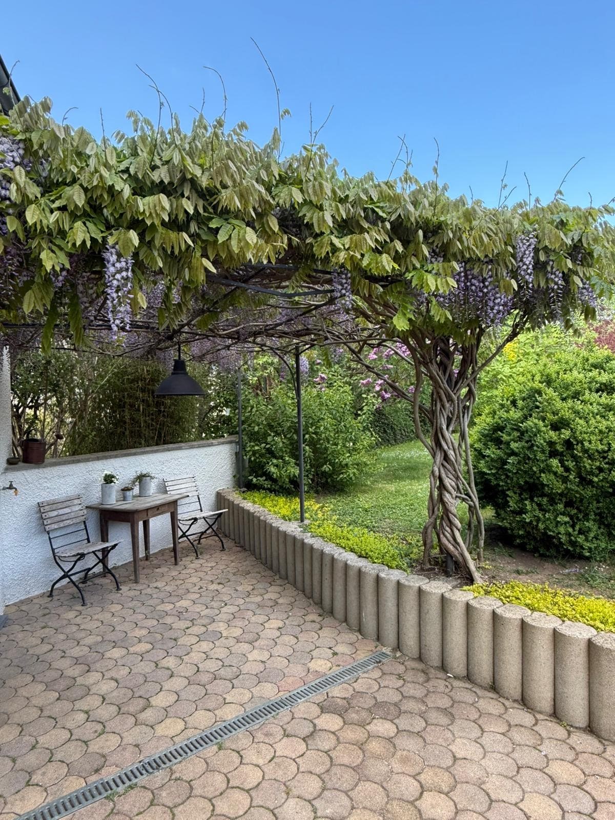 Maison d'habitation avec jardin et garage